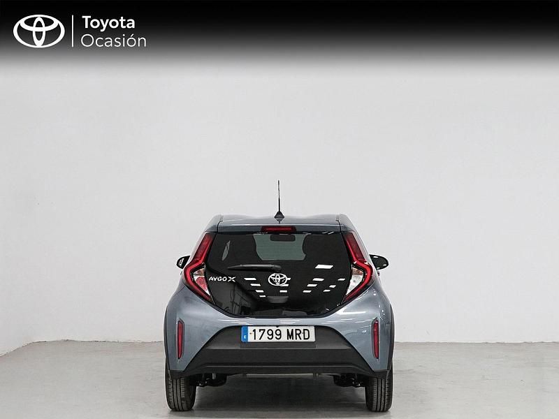 Usado Toyota Aygo X Play 72 CV (52 kW) 2024 Gris / plata SUV