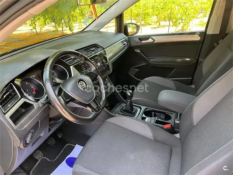 Usado VW Touran Edition 115 CV (84 kW) 2018 Gris / plata Monovolumen