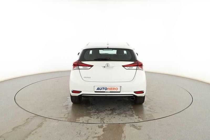 Usado Toyota Auris Active 115 CV (84 kW) 2017 Blanco Berlina