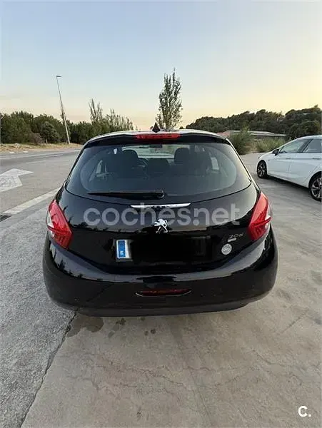 Usado Peugeot 208 Active 92 CV (67 kW) 2012 Negro Utilitario