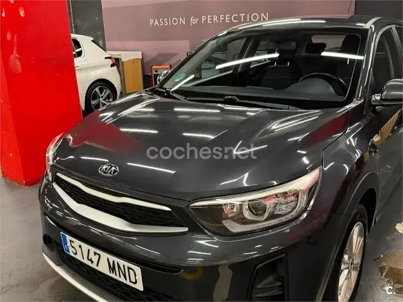 Usado Kia Stonic 110 CV (80 kW) 2018 Gris / plata SUV