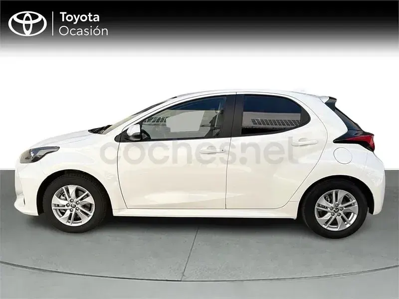 Usado Toyota Yaris Hybrid Active 116 CV (85 kW) 2022 Blanco Berlina