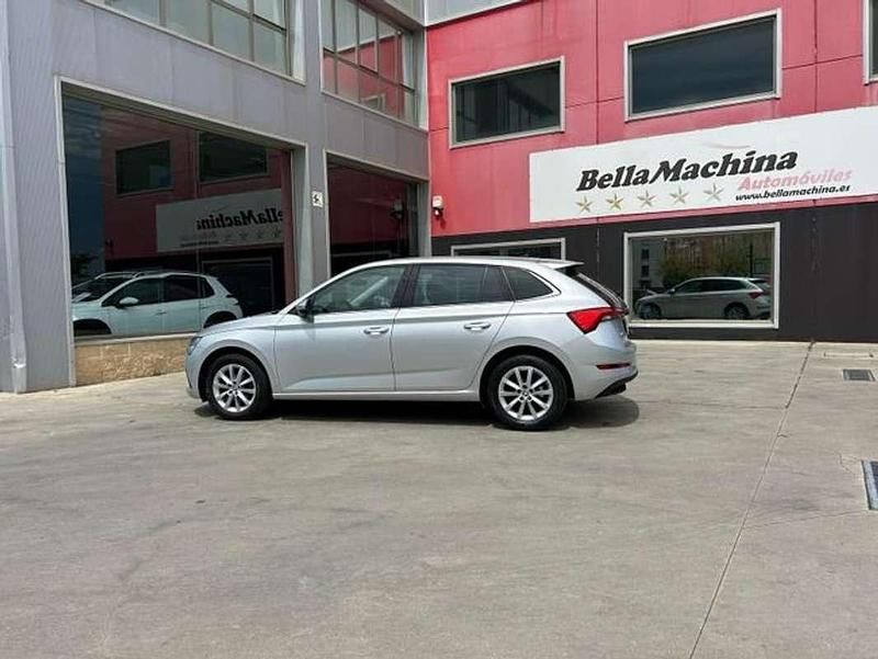Usado Skoda Scala Ambition 95 CV (69 kW) 2023 Gris Utilitario