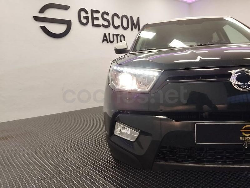 Usado Ssangyong (KGM) Tivoli Limited 115 CV (84 kW) 2019 Gris / plata SUV