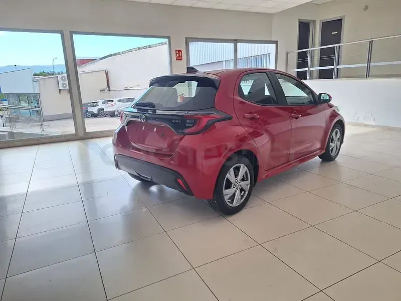 Nuevo Toyota Yaris Hybrid Active 116 CV (85 kW) 2026 Rojo Berlina