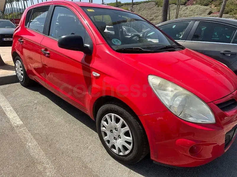 Usado Hyundai i20 85 CV (62 kW) 2012 Rojo Utilitario