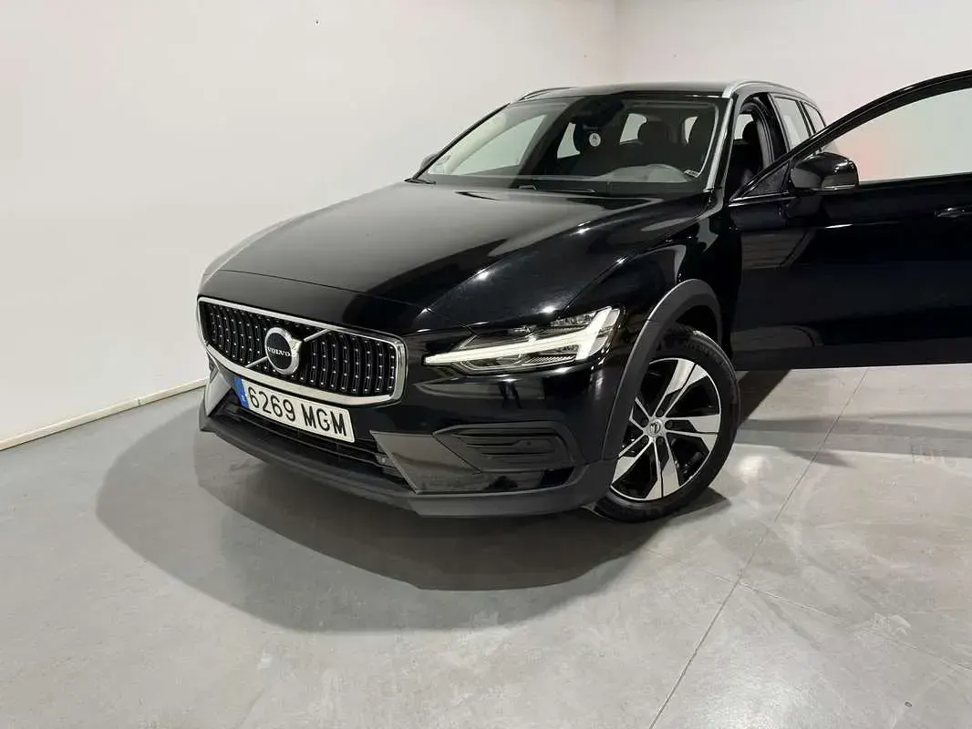 Usado Volvo V60 CC Core 197 CV (144 kW) 2023 Negro Familiar