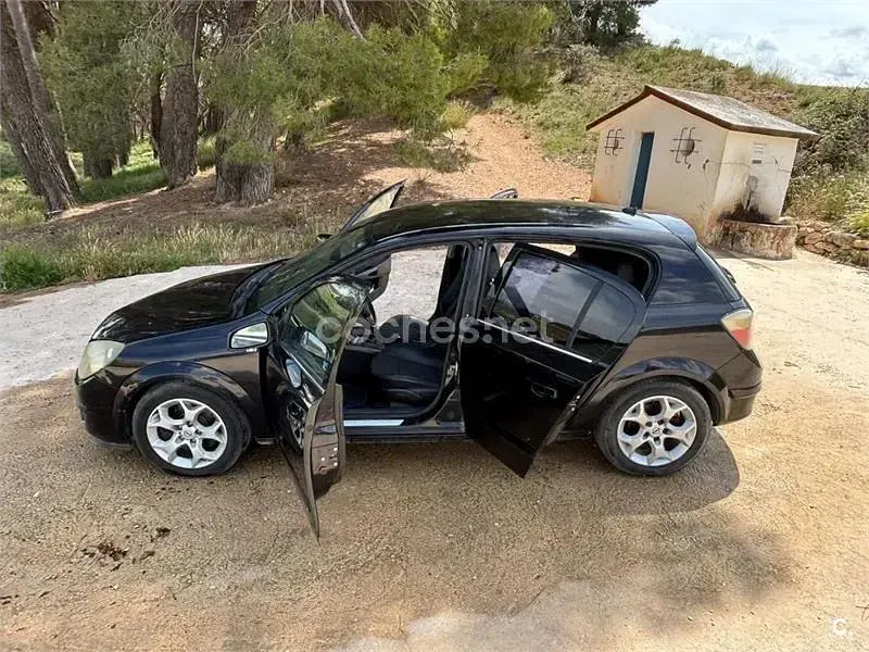 Usado Opel Astra Cosmo 120 CV (88 kW) 2006 Negro Berlina