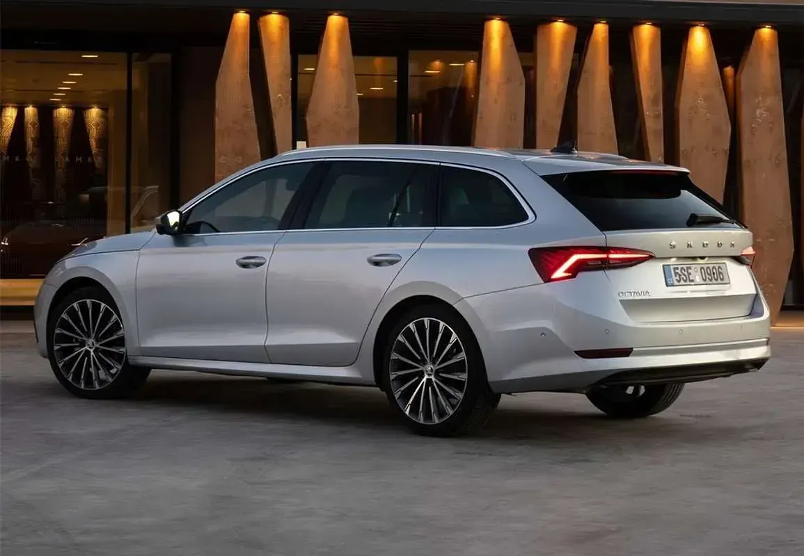 Usado Skoda Octavia Ambition 150 CV (110 kW) 2022 Gris Familiar
