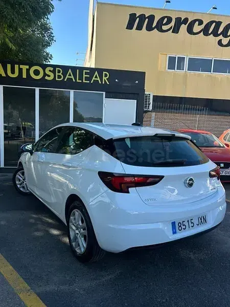 Usado Opel Astra Selective 105 CV (77 kW) 2017 Blanco Berlina