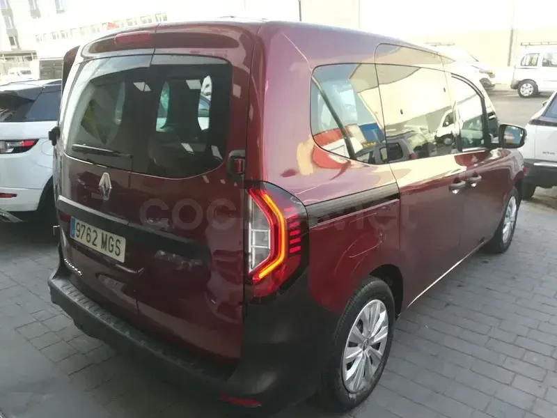 Usado Renault Kangoo 95 CV (69 kW) 2023 Granate Monovolumen