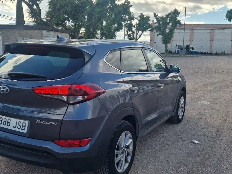 Usado Hyundai Tucson 115 CV (84 kW) 2016 Gris / plata SUV