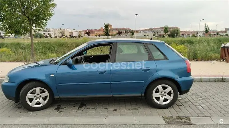 Usado Audi A3 Ambition 125 CV (91 kW) 2001 Azul Utilitario