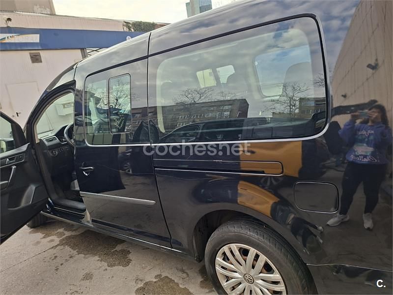 Usado VW Caddy Maxi Trendline 150 CV (110 kW) 2016 Negro Monovolumen