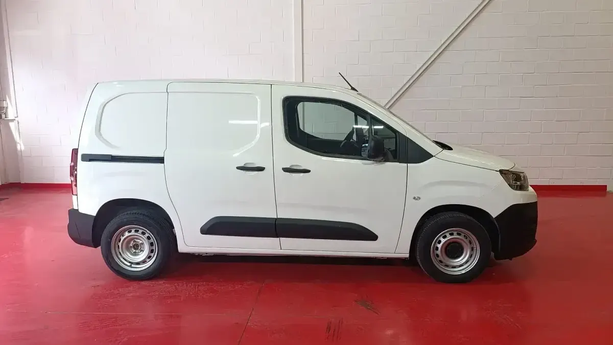 Usado Citroën Berlingo 100 CV (73 kW) 2021 Blanco Monovolumen