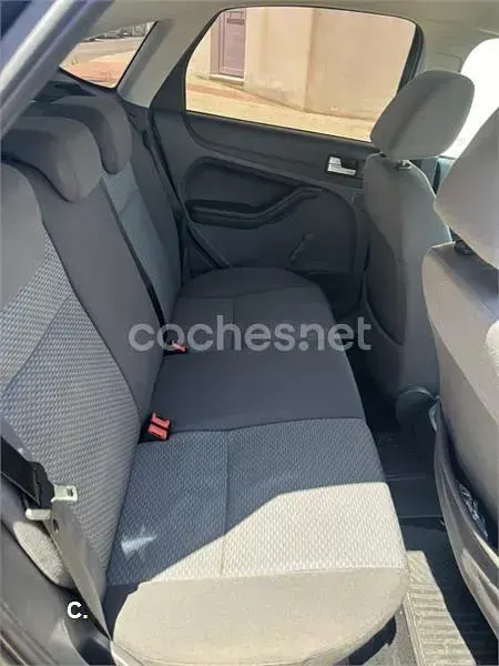 Usado Ford Focus Ambiente 90 CV (66 kW) 2007 Negro Berlina