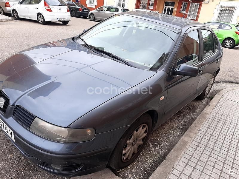 Usado Seat Leon 90 CV (66 kW) 2000 Gris / plata Utilitario