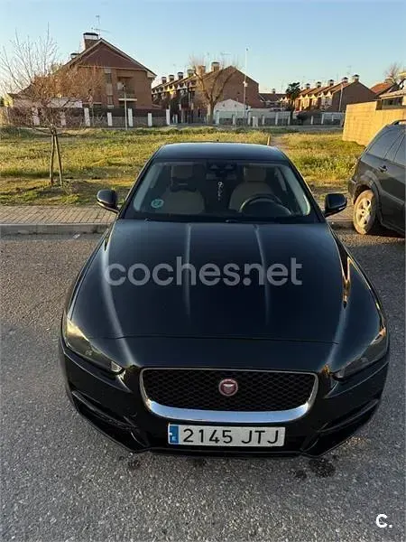 Usado Jaguar XE R-Sport 180 CV (132 kW) 2016 Negro Berlina
