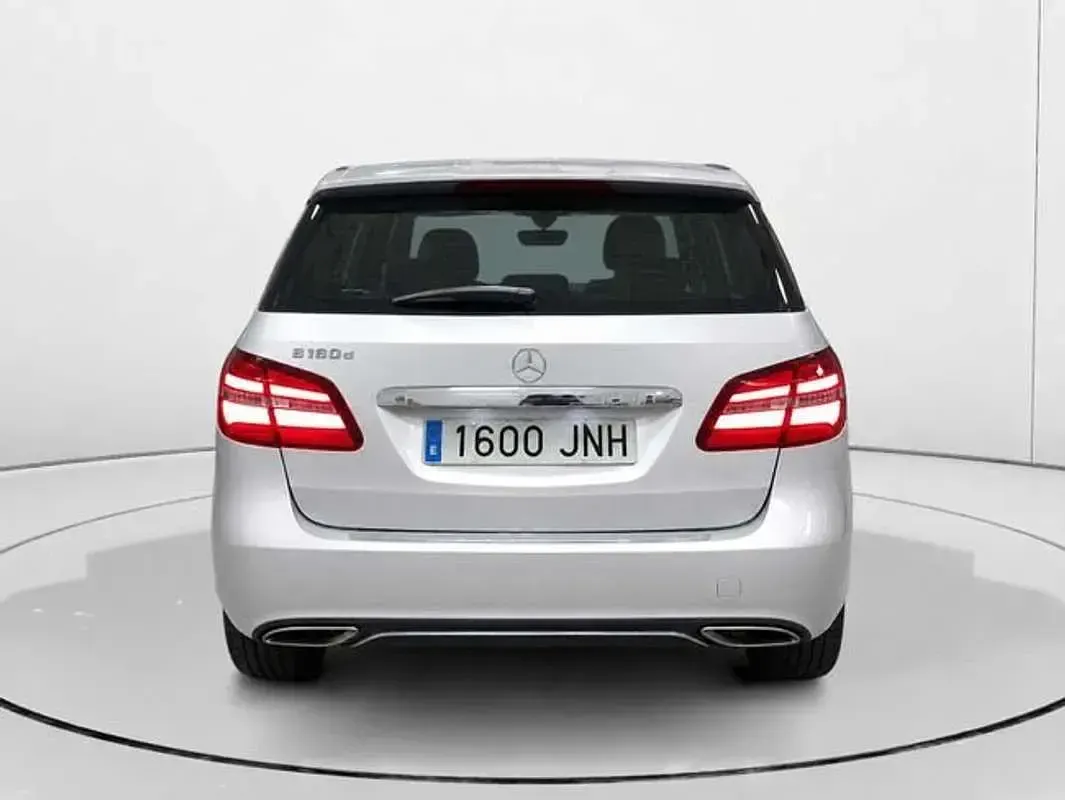 Usado Mercedes B180 116 CV (85 kW) 2016 Gris Utilitario
