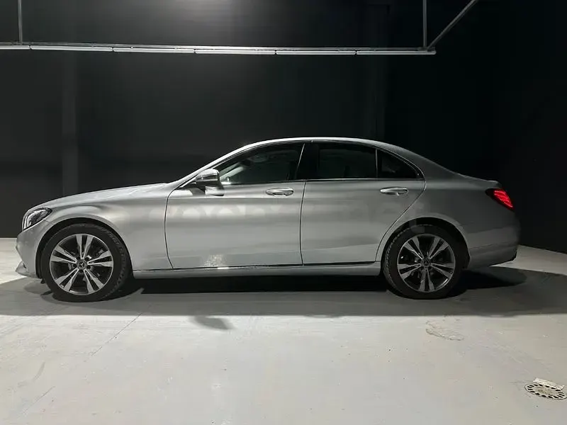 Usado Mercedes C220 194 CV (142 kW) 2018 Gris / plata Berlina