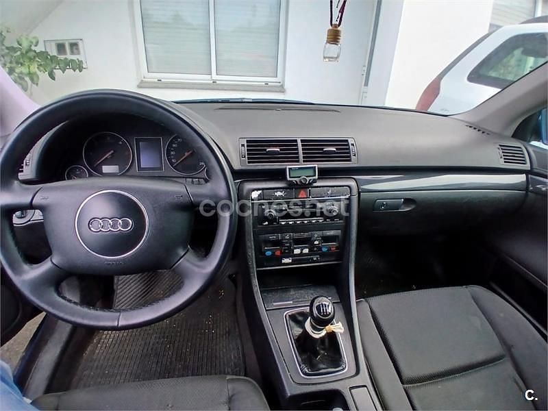 Usado Audi A4 115 CV (84 kW) 2002 Azul Familiar