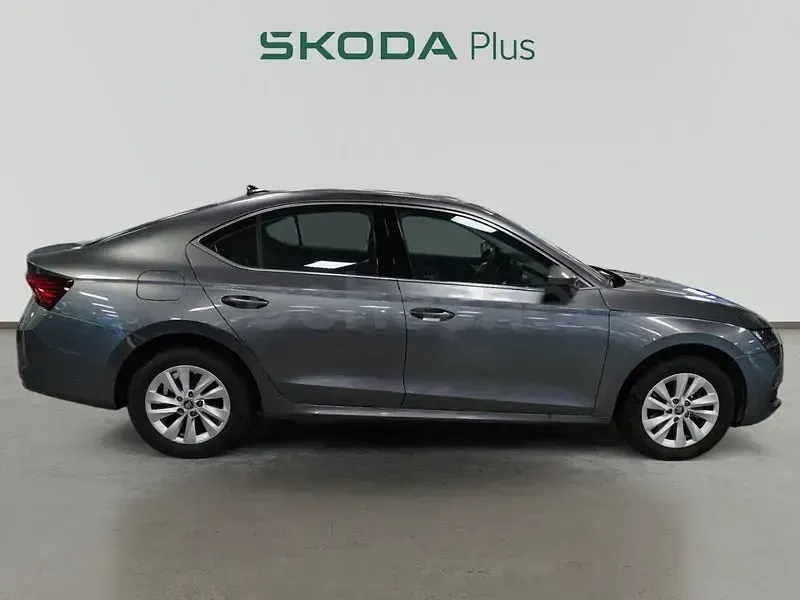 Usado Skoda Octavia Selection 150 CV (110 kW) 2025 Gris / plata Berlina