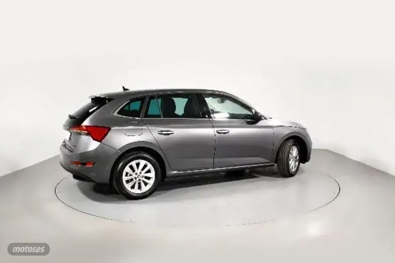 Usado Skoda Scala Selection 95 CV (69 kW) 2024 Gris Utilitario