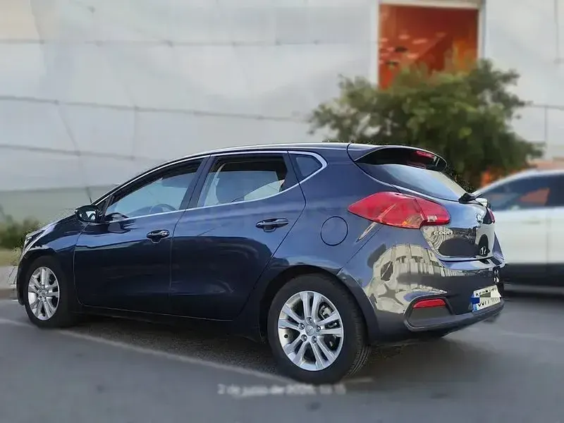 Usado Kia Ceed GT 128 CV (94 kW) 2013 Gris / plata Berlina