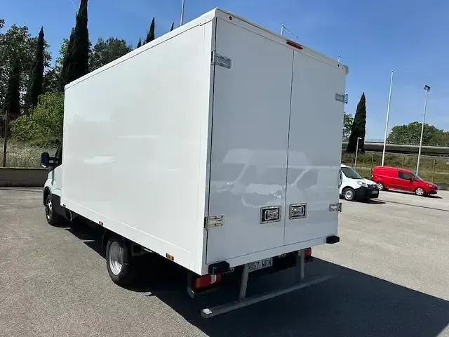 Usado Iveco Daily 156 CV (114 kW) 2024 Blanco Berlina