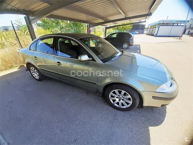 Usado VW Passat Trendline 130 CV (95 kW) 2001 Verde Berlina