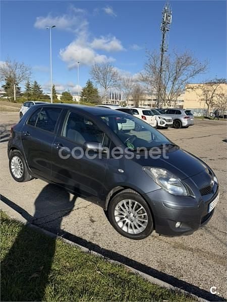 Usado Toyota Yaris 101 CV (74 kW) 2009 Gris / plata Berlina