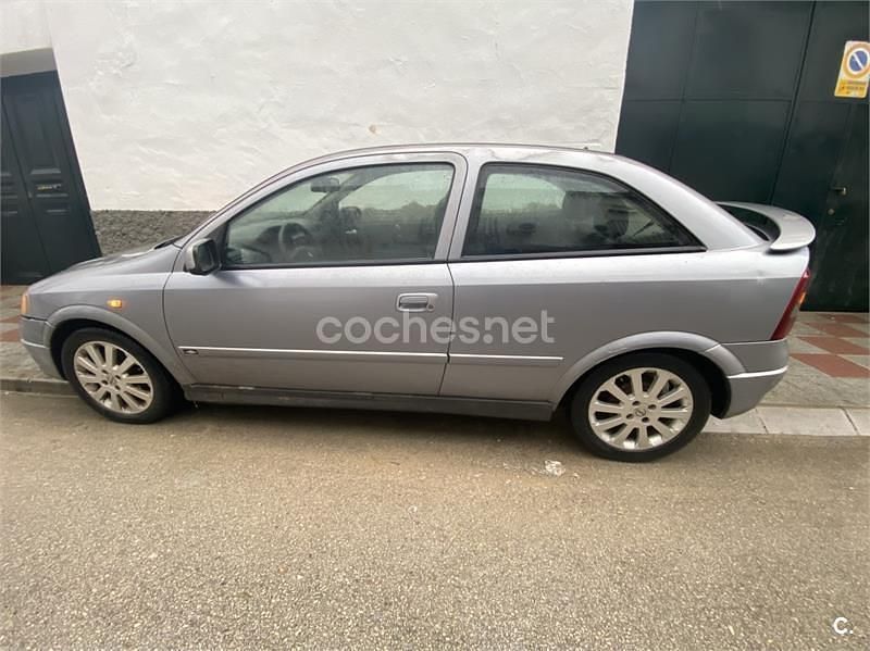 Usado Opel Astra Edition 80 CV (58 kW) 2004 Gris / plata Berlina