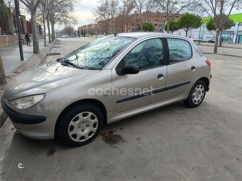 Usado Peugeot 206 70 CV (51 kW) 2005 Gris / plata Berlina