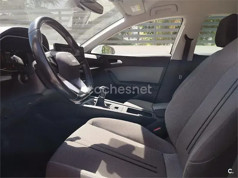 Usado Seat Leon Style 115 CV (84 kW) 2021 Blanco Familiar
