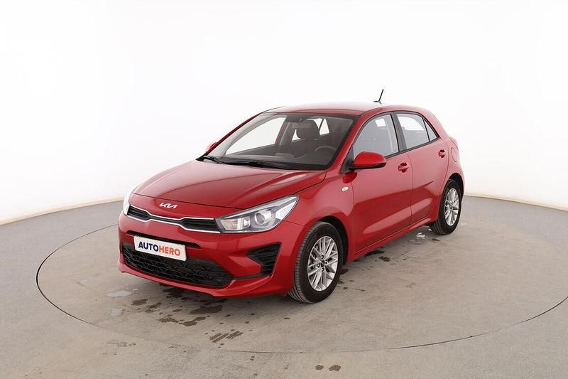 Usado Kia Rio 84 CV (61 kW) 2022 Rojo Berlina