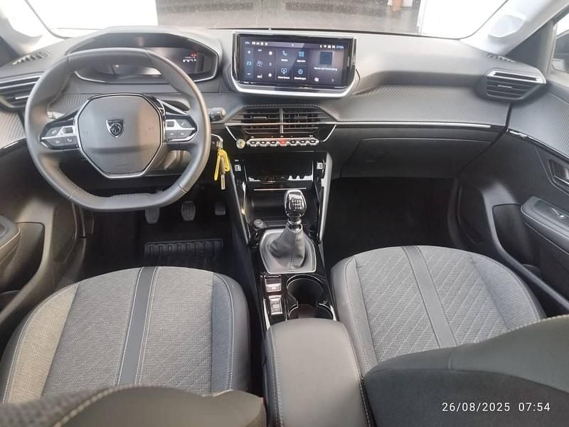 Usado Peugeot 208 Allure 100 CV (73 kW) 2024 Blanco Utilitario