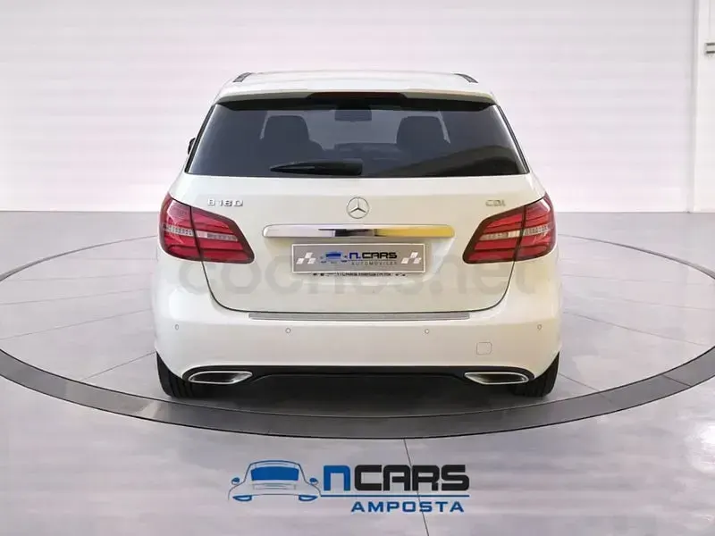Usado Mercedes B180 AMG line 109 CV (80 kW) 2016 Blanco Utilitario