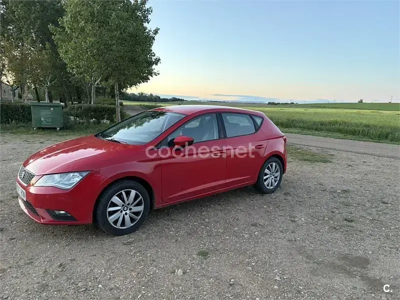 Begagnad Seat Leon Reference 105 HK (77 kW) 2013 Röd Sedan