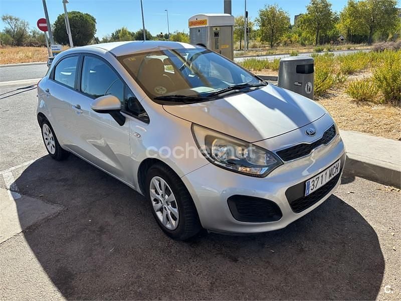 Usado Kia Rio 75 CV (55 kW) 2013 Gris / plata Berlina