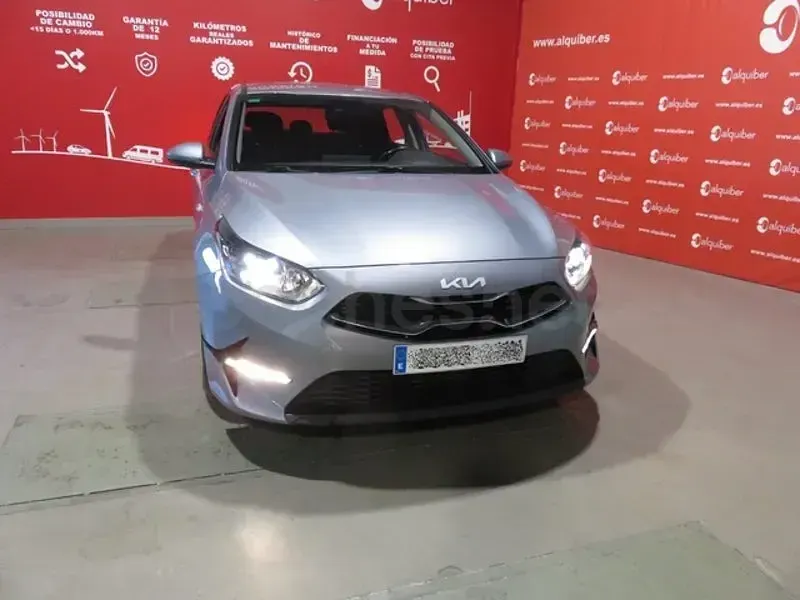 Usado Kia Ceed 136 CV (100 kW) 2022 Gris / plata Utilitario