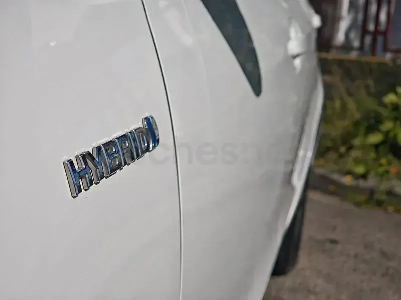 Usado Toyota Yaris Hybrid Active 100 CV (73 kW) 2020 Blanco Berlina