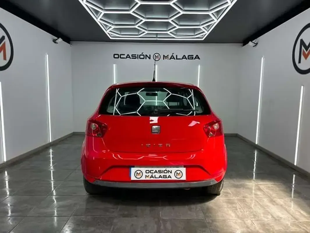 Usado Seat Ibiza Reference 70 CV (51 kW) 2012 Rojo Berlina