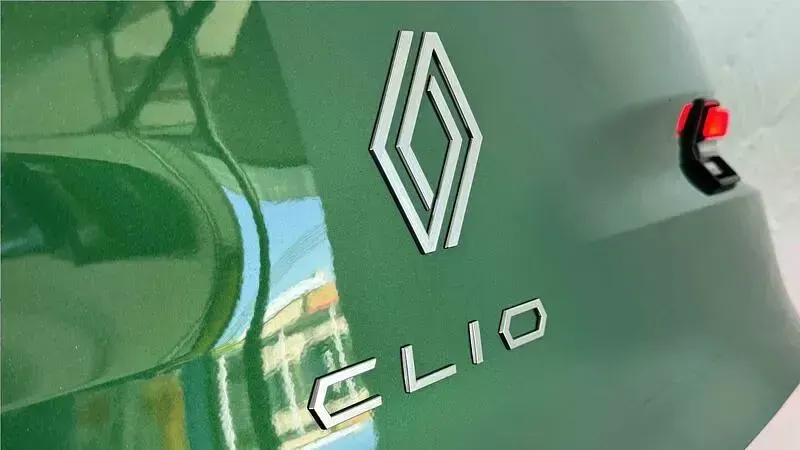 Nuevo Renault Clio V Evolution 115 CV (84 kW) 2026 Verde Berlina