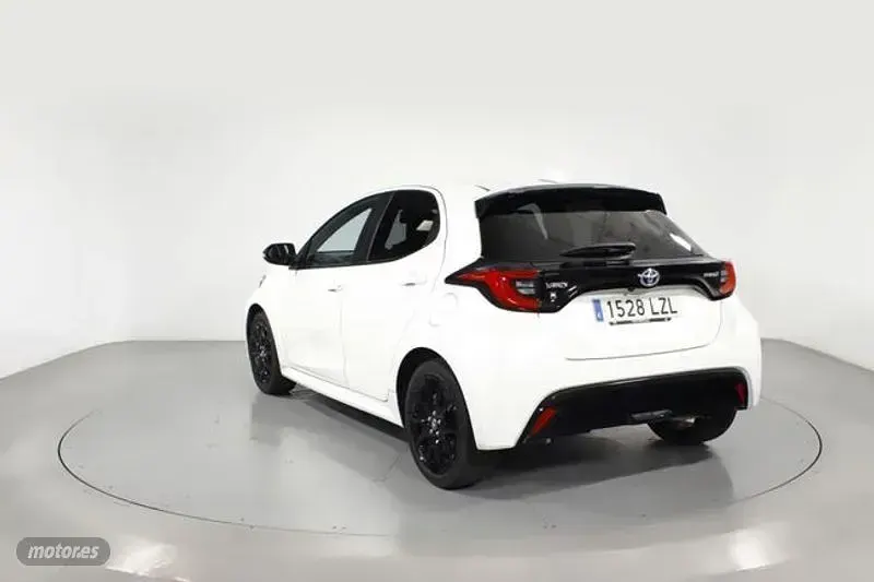 Usado Toyota Yaris Style 116 CV (85 kW) 2022 Blanco Utilitario