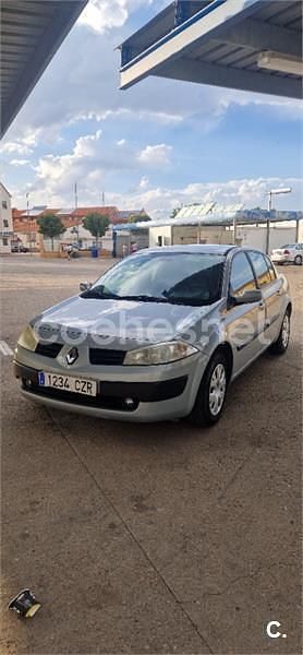 Gris / plata Usado 2004 Renault Mégane II Dynamique Berlina | 2900 € (Precio justo) - Imagen 1/4