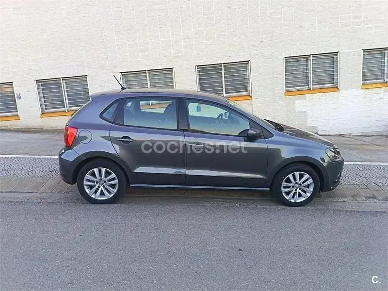 Usado VW Polo 75 CV (55 kW) 2016 Verde Berlina