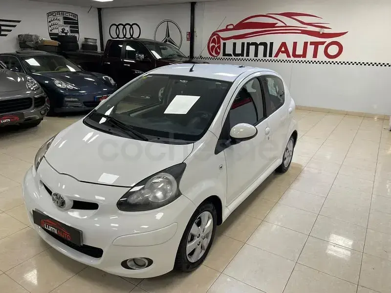 Usado Toyota Aygo Live 68 CV (50 kW) 2011 Blanco Utilitario