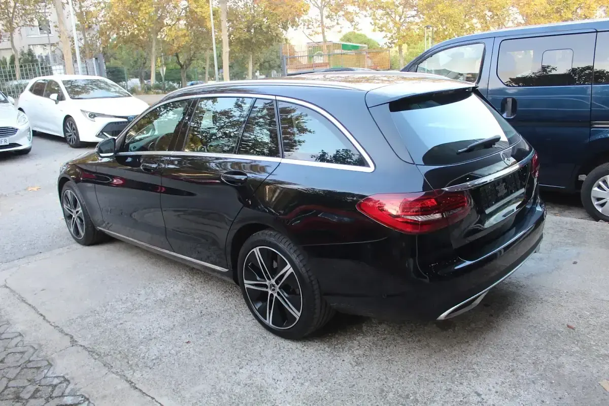 Usado Mercedes C300e 320 CV (235 kW) 2021 Negro Familiar