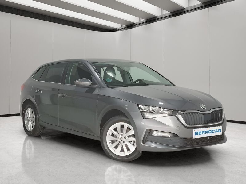 Gris / plata Usado 2024 Skoda Scala Ambition Utilitario | 19.990 € (Precio justo) - Imagen 1/4