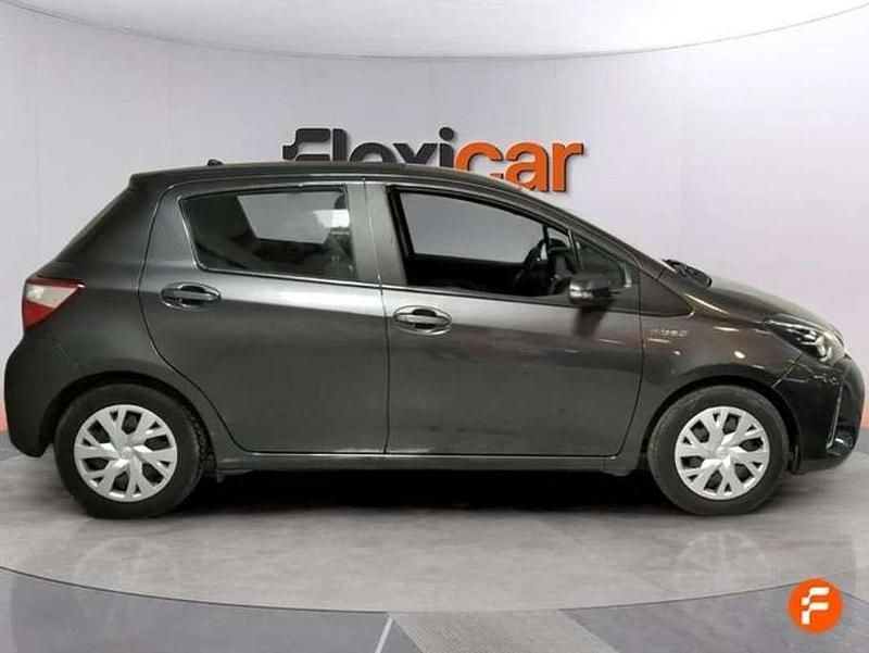 Usado Toyota Yaris Hybrid Active 99 CV (72 kW) 2019 Gris Utilitario